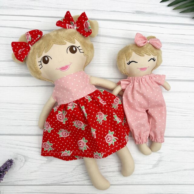 Isn’t this sister set so cute? I just love this floral fabric. #bigsistergift #customdolls 

#momofgirls #granddaughtersarethebest #sisterlove👭 #bigsisterlittlesister #personalizedgift