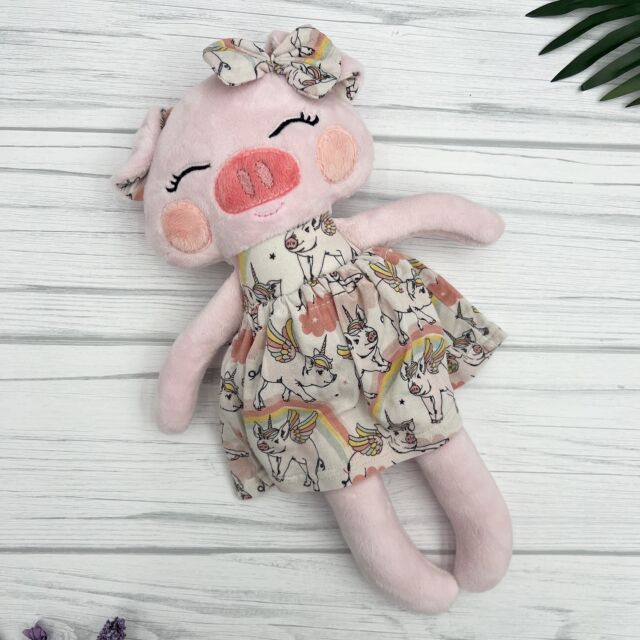 The cutest little memory pig wearing a dress made from pjs she has outgrown. Isn’t this so sweet?🥰

#handmadewithlove
#momlife
#mylittlegirl
#myprincess
#stuffeddoll
#ooakdoll
#momownedbusiness
#christianmammas
#handmadedolls
#imaginativeplay
#simplychiledren
#girlmomlife #memorydoll