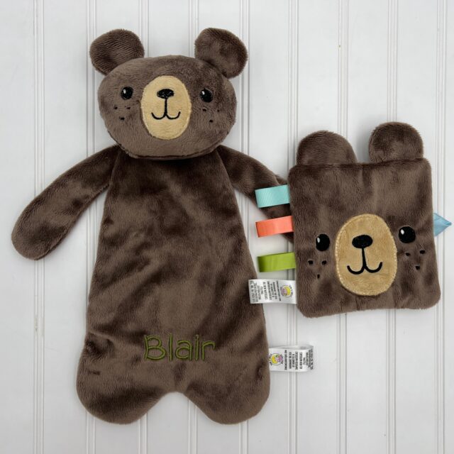 These personalized loveys are perfect for little ones who need a cuddle buddy. 🧸❤️ Whether you’re gifting a newborn or celebrating a baby shower, these soft, snuggly loveys are the perfect snuggle buddy. 🐻
