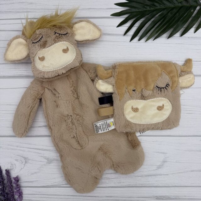 It was lovey week last week. I like to batch my lovey orders because I get so covered in fuzz. 3 highland cows and this blonde highland pair turned out so so cute. #highlandcow #babylovey #personalizedlovey #babygiftset