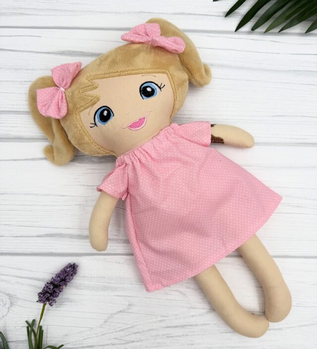 Cute little girl in pink 💕🌸

#customdoll #dressupdoll #handmadedolls #bespokedoll #lookalikedoll