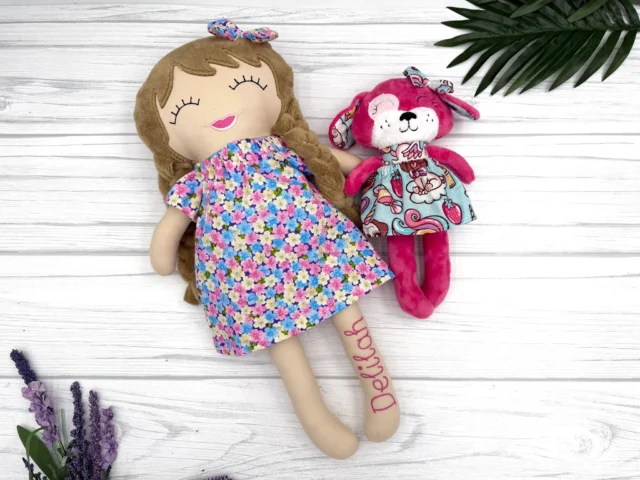 Another little dolly with a pet. I love making these dolls with pet bundles. So fun. 
 #lookalikedoll

  #birthdaygiftsforgirls #plushdoll #smallshop #madebyhand #lookalikedoll #madeinutah